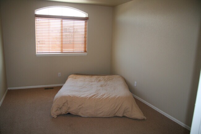 Building Photo - Beautiful 3 bedroom home available with mo...