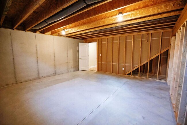 Building Photo - 3 Bed (with 4th bed potential downstairs),...