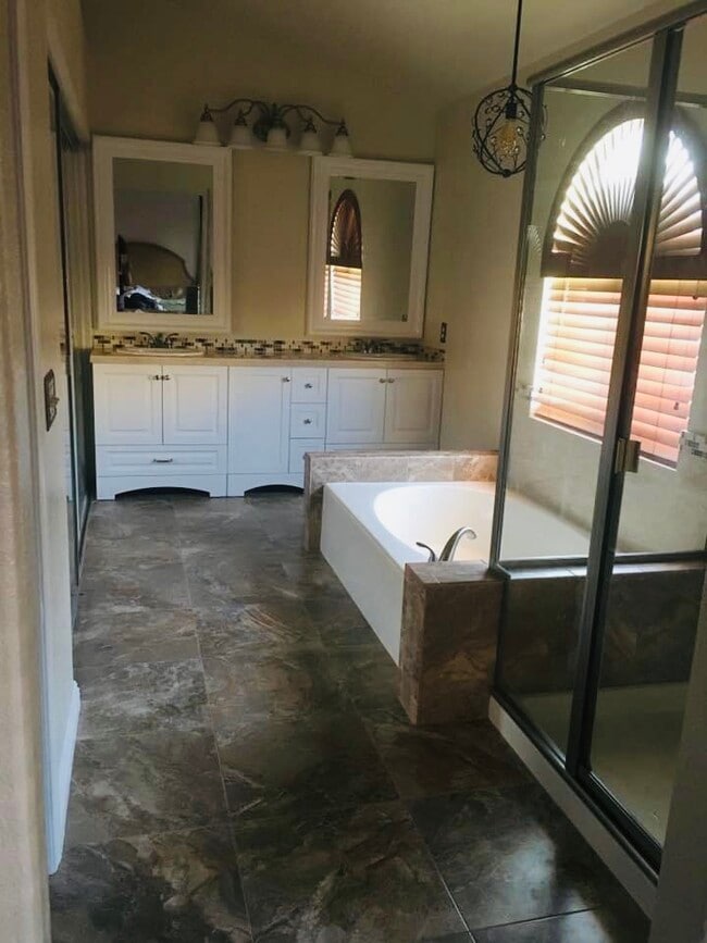 Building Photo - 13241 Paradise Ct