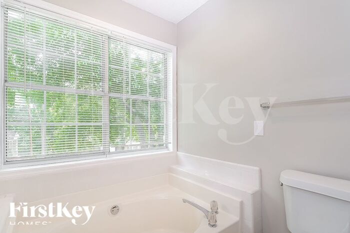 Building Photo - 860 Green Forest Dr