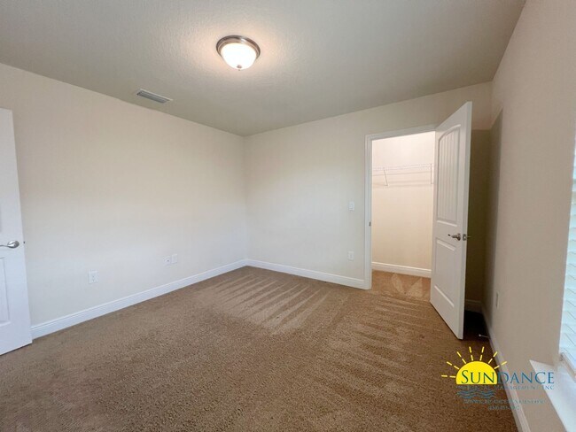 Building Photo - Stunning 4 Bedroom Home in Willow Creek Pl...