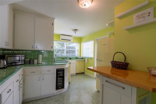 Building Photo - 3327 NE 15th Ct