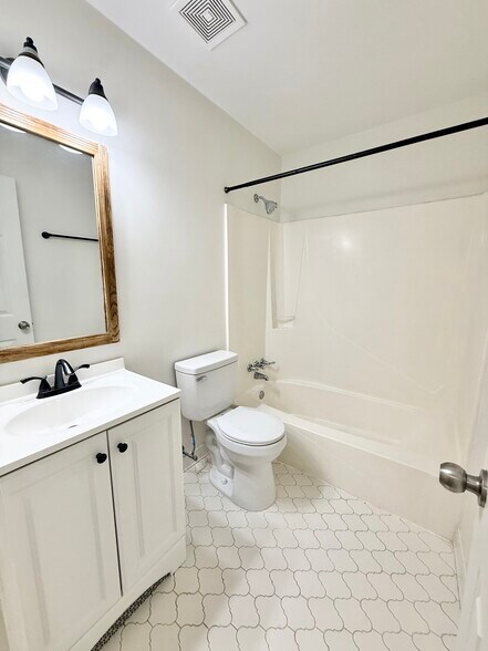 Full bathroom - 2nd Floor - 274 Fleming Rd
