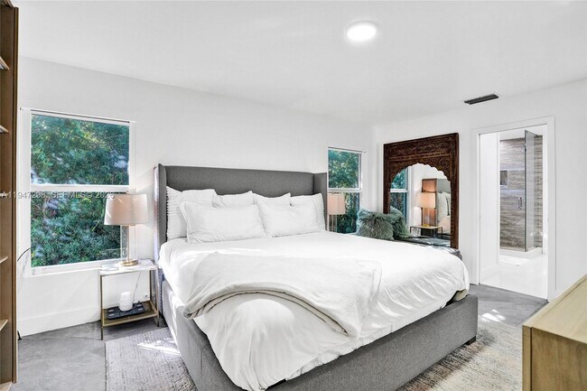 Building Photo - 9181 Byron Ave