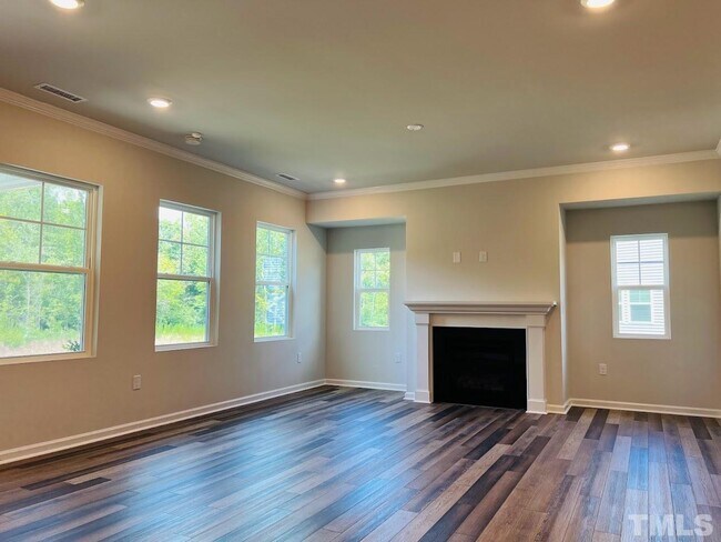 Building Photo - End Unit Townhome for Rent 3 bedroom Double Garage