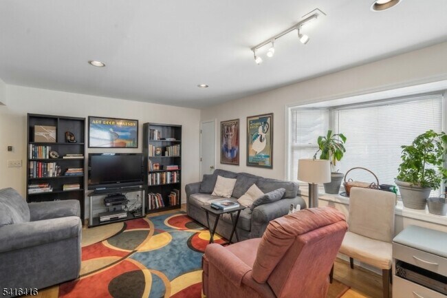 Building Photo - 382 Morris Ave