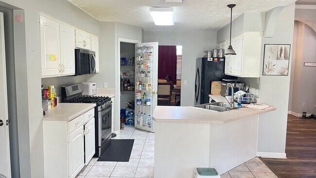 Building Photo - 6917 Minchew Ct