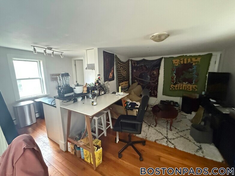 Building Photo - 10 Smith Ave