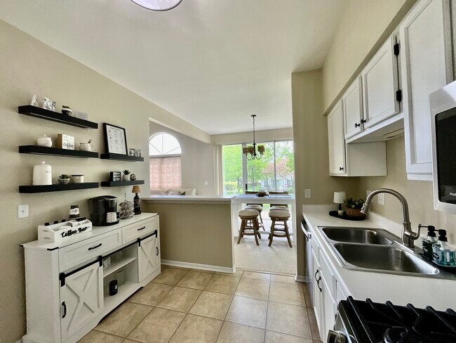 Building Photo - 547 Woodcrest Dr