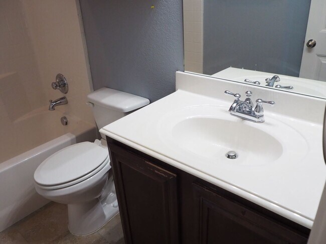 Building Photo - 3 Bed 2 Bath in Denton