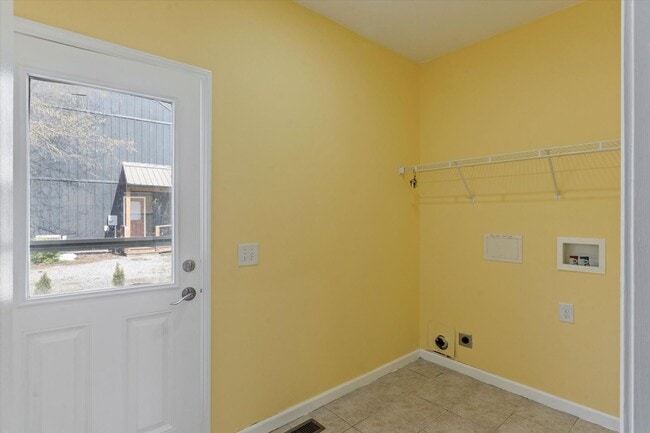 Building Photo - In Town Near The Bike Path