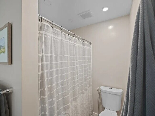 Building Photo - Your Pittsburgh home base available furnished or unfurnished.