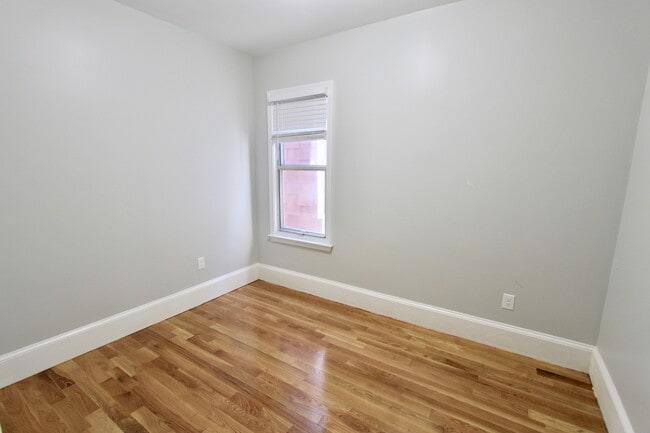 Building Photo - 460 Saratoga St