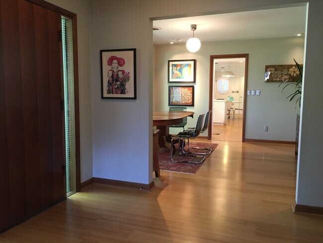 Building Photo - Lovely Mid Century Ranch in sought after West Slope neighborhood!