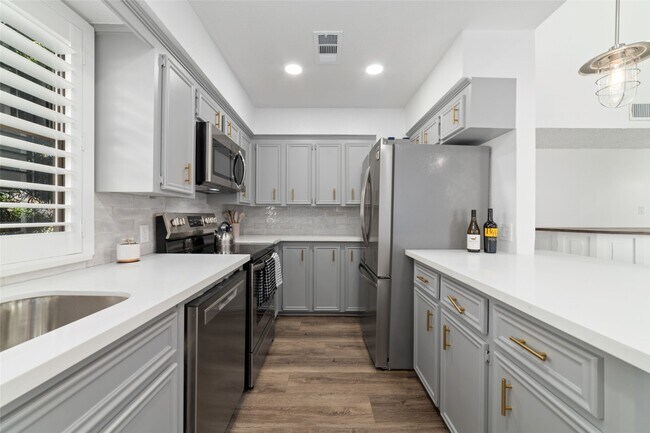 Building Photo - 717 Davis Rd