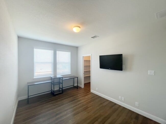 Building Photo - This stunning, 4BED/2BATH, well maintained...