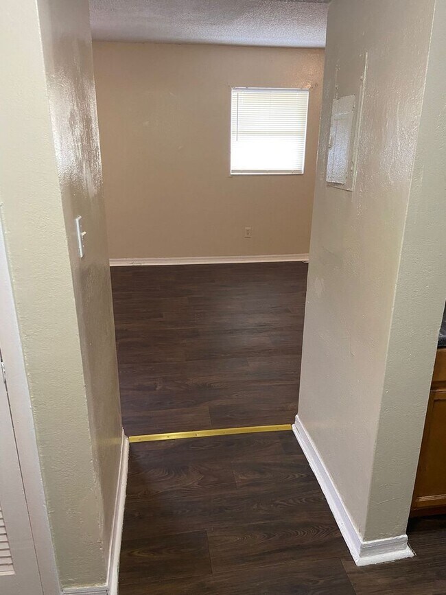 Building Photo - Cozy 2/1 Apartment, Move in Ready, Move in Special!