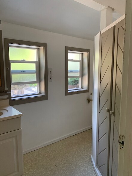 Building Photo - 1165 Hobart St