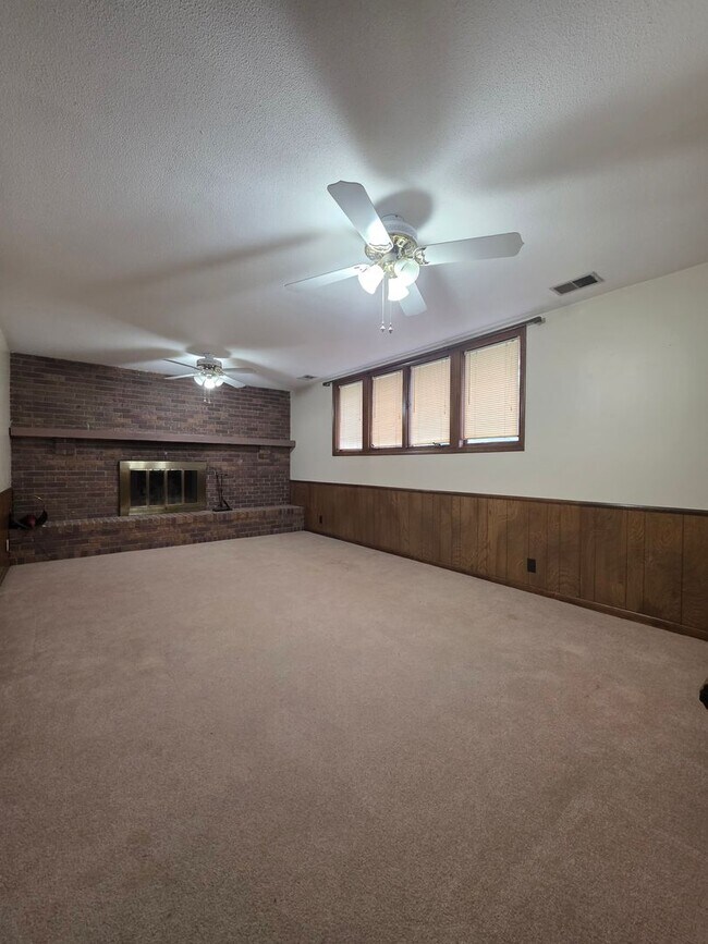 Building Photo - Spacious Four Bedroom Home!