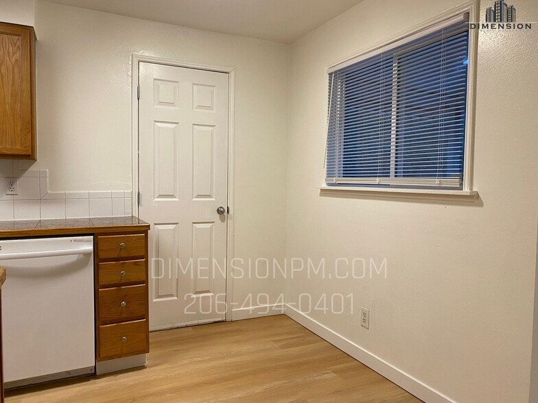 Building Photo - 1519 Maple Ln