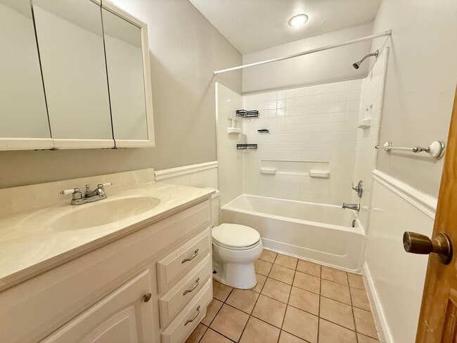 Building Photo - Three bedroom townhouse in beautiful Whitp...