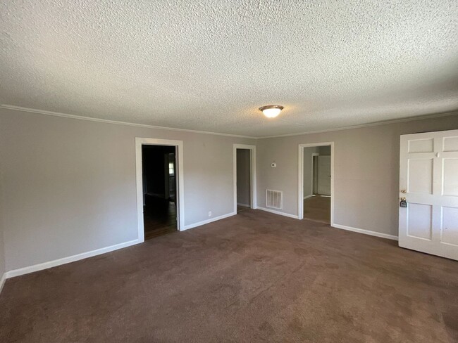 Building Photo - 3 bedroom 1 bath house available!