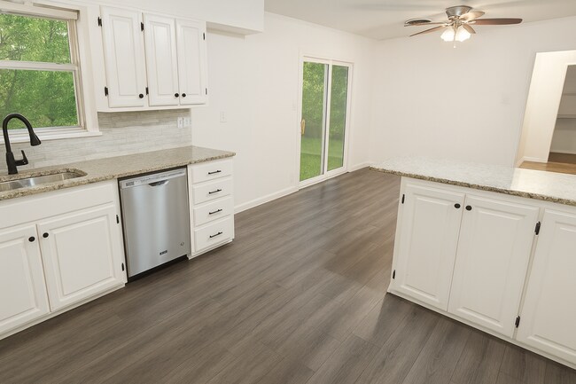 Building Photo - Marvelous 3-Bed Home in the Heart of Sherman Over 10,000 Sq Ft Lot!