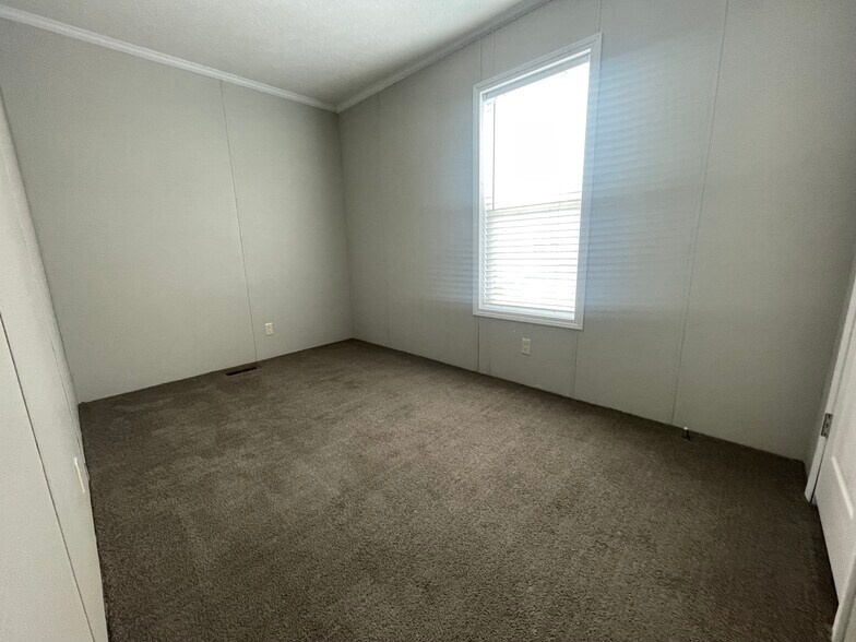 Building Photo - 16185 Notre Dame St