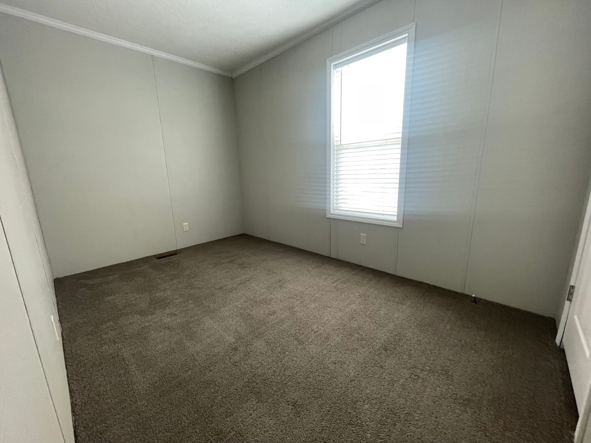 Building Photo - 16185 Notre Dame St