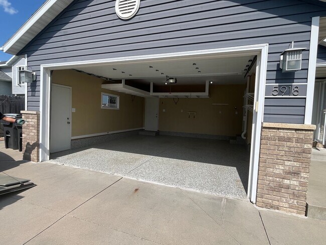 Building Photo - Beautifully Updated 4-Bed Home in Prime NW...