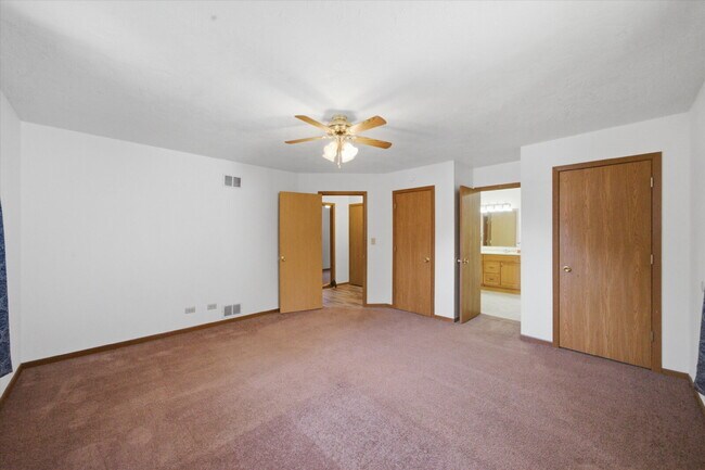 Building Photo - Move-In Ready Split-Level with Open Floor Plan