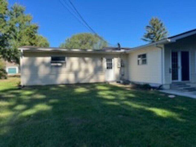 Building Photo - Spacious Brick Ranch, 3-Bedrooms, 2-Baths, Att. Garage- Shelby Township