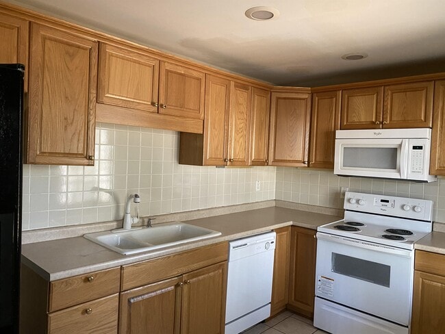 Building Photo - 137 Towne Park Dr