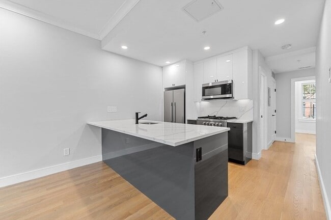 Building Photo - 535 Newbury St