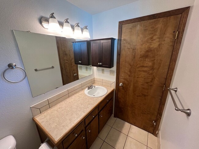 Building Photo - Well Maintained Three Bedroom Home in South Salem with Fenced Backyard