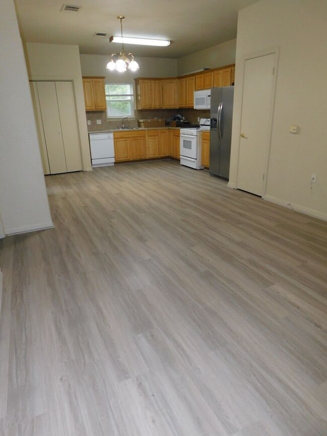 Building Photo - 1811MAPLE