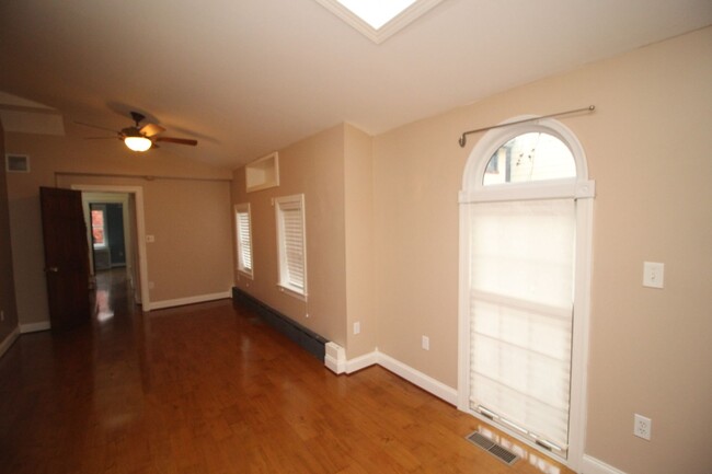 Building Photo - Exceptional Upper Fells 2bd/2ba End Rowhom...