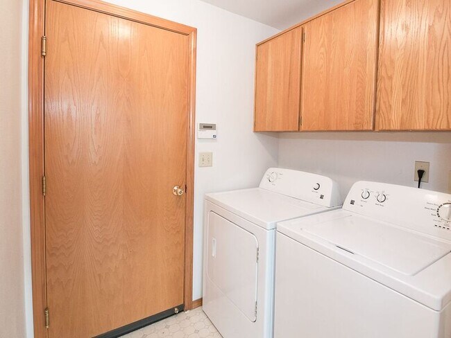 Building Photo - 1810 NE Estate Dr