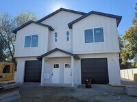 Building Photo - Duplex in Post Falls!