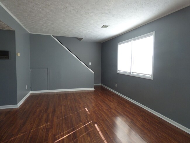 Building Photo - COMING SOON! Beautiful All Electric Townhome! Converted Garage, W/D, Small Pets Ok!