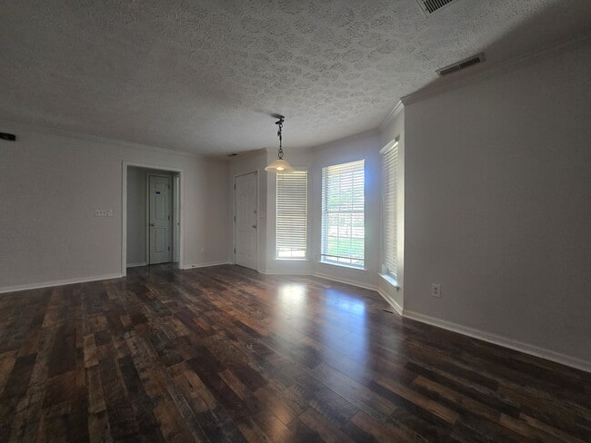 Building Photo - 2112 Spring Hill Cir