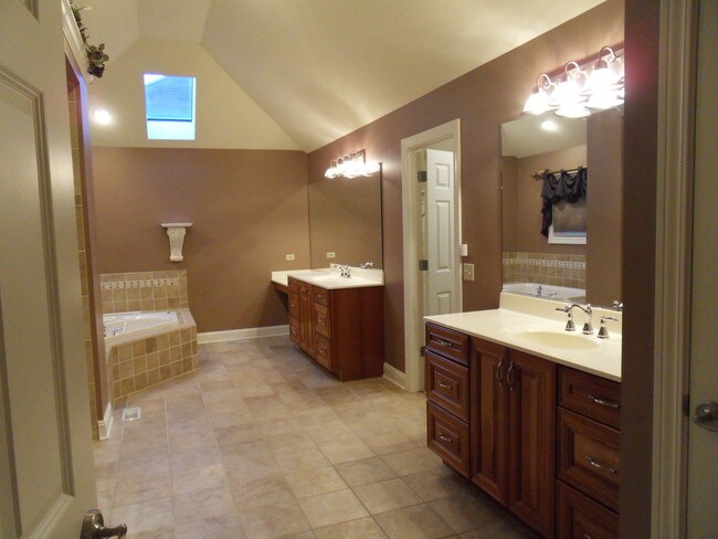 Building Photo - 1326 Walnut Ridge Dr