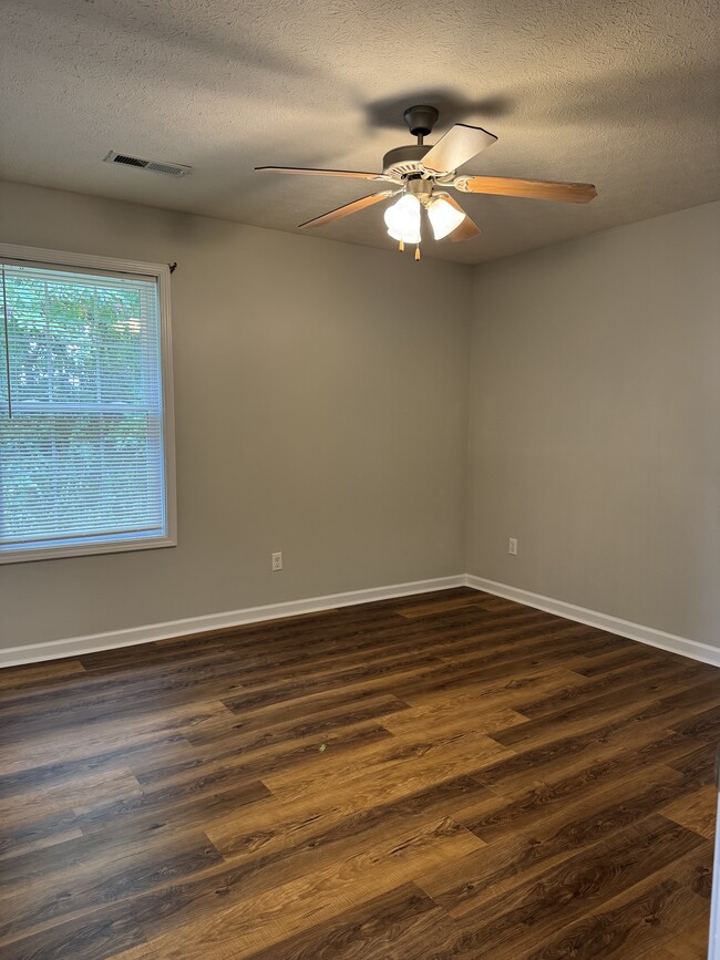 Building Photo - 143 School Side Dr