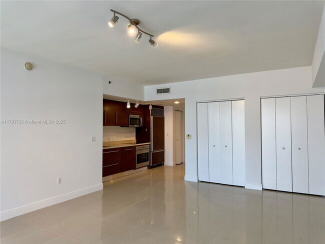 Building Photo - 475 Brickell Ave