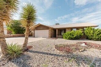 Building Photo - Conveniently located 3 Bedroom, 2 bath wit...