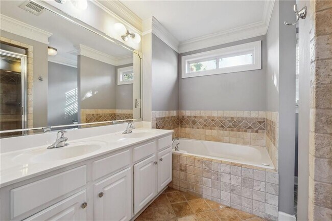 Building Photo - 163 Richmond St SE