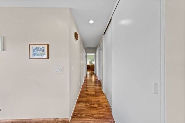 Building Photo - Sweeping Views! Rare and Peaceful 5-home e...