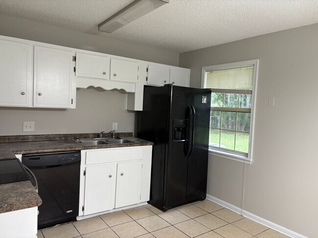 Building Photo - WINTER MOVE-IN SPECIAL: $500 OFF 1st MONTH'S RENT!**