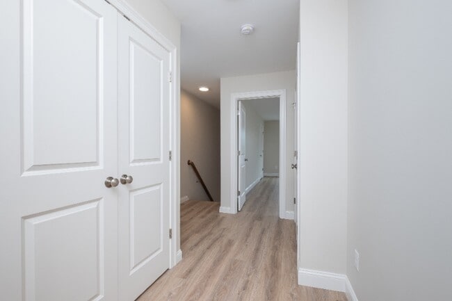 Building Photo - 8 Edgewater Cir