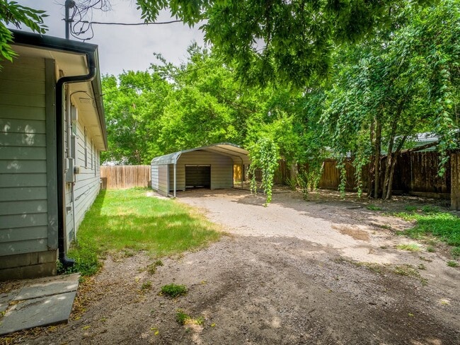 Building Photo - 601 E Marble St